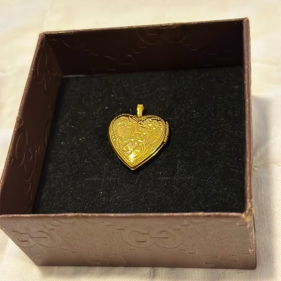 1 day BIG SALE! 10K heart locket pendant ✨ - Picture 1 of 4